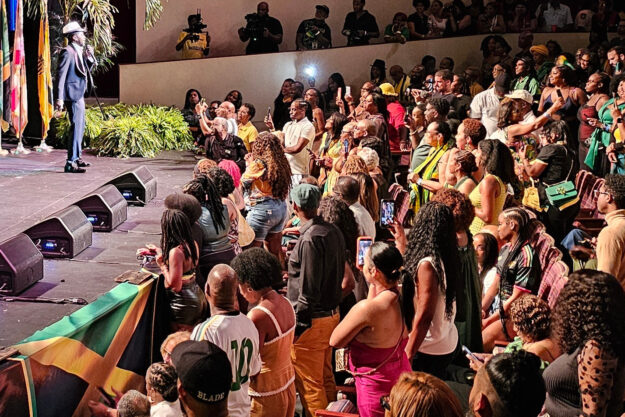 Beenie Man commands Audience